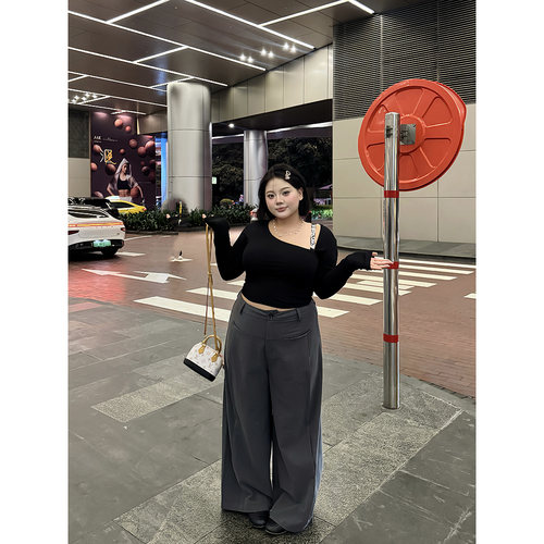 大码灰色垂感西装裤斜肩长袖上衣