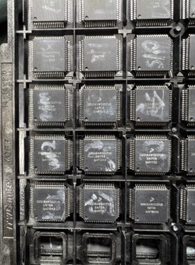 微控制器 S9S08AW32CFUE 5M75B MC9S08AW32CFUE QFP64
