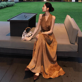 250710盛夏超火社会名媛气质女神范漂亮咖色挂脖连衣裙