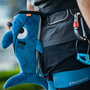 BG新款专业攀岩装备户外经典可爱动物成人儿童抱石鲨鱼镁粉袋