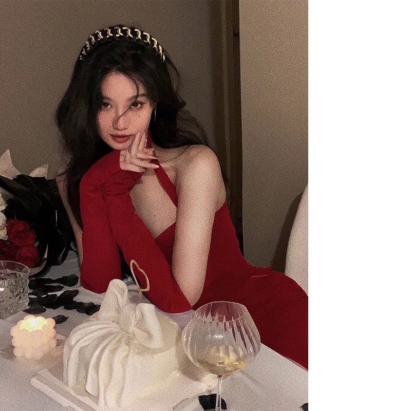 红色挂脖吊带连衣裙女春季新款法式高级感御姐风气质复古开叉裙子