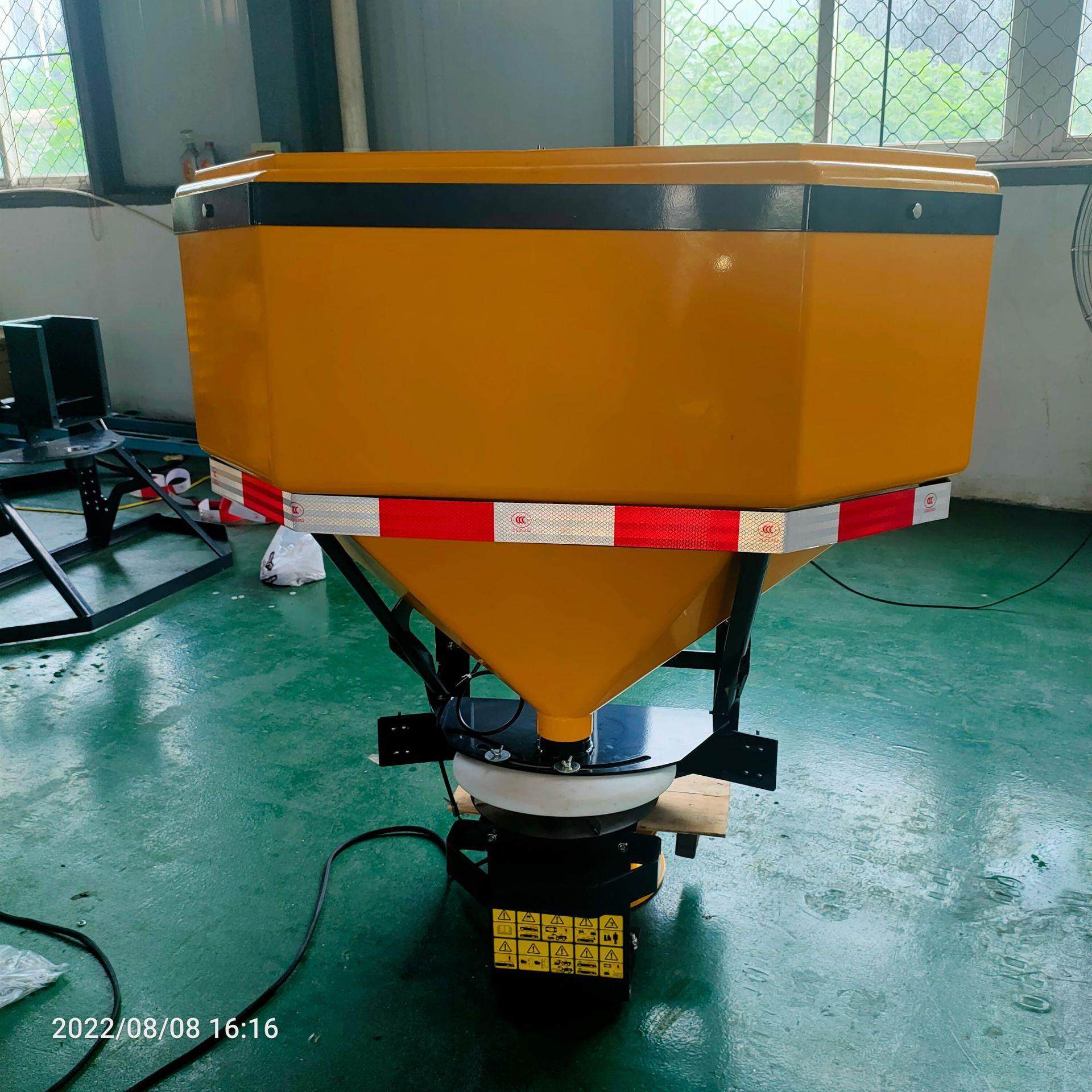 坐在驾驶舱遥控操作融雪剂喷洒机 后挂式路面积雪撒盐机,五金/工具,环卫车/保洁车/清扫车,淘宝优惠券,粉丝福利购,淘宝优惠卷