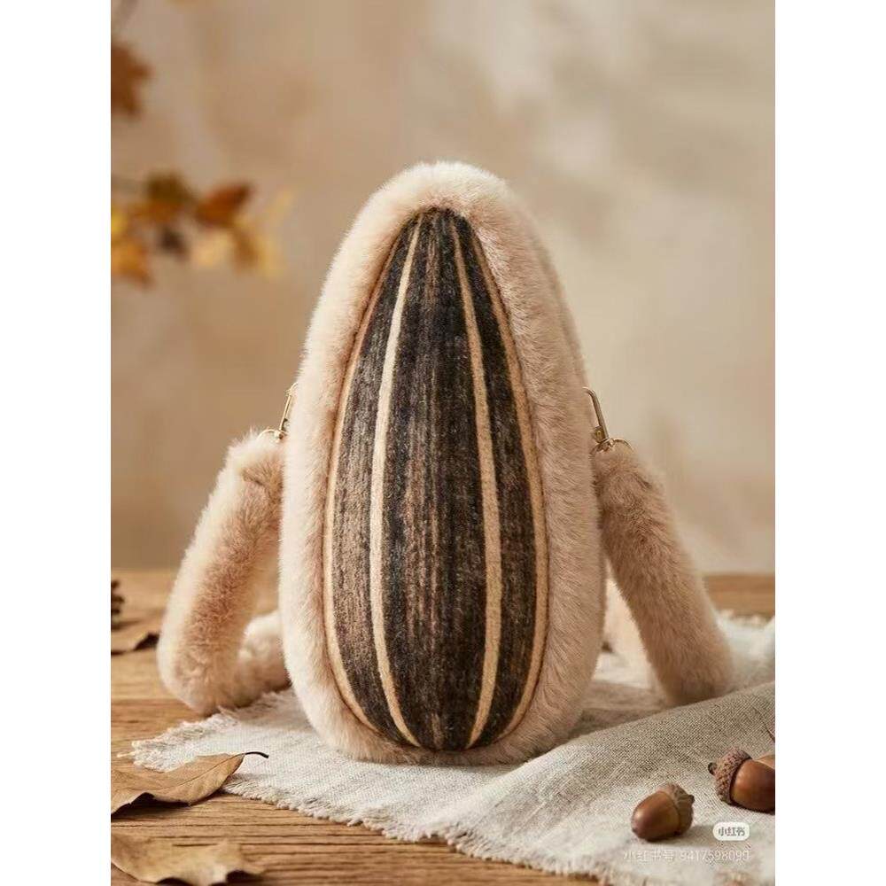 新款可爱毛绒巨型瓜子斜挎包个性创意包秋冬保暖时尚包包