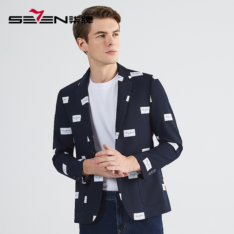 贴标装饰 平驳领+二粒扣 潮流时尚