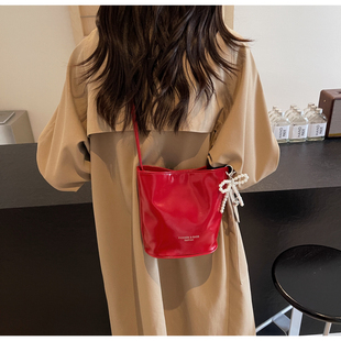 今年流行爆款红色包包女夏天百搭2024新款休闲时尚斜挎手提水桶包