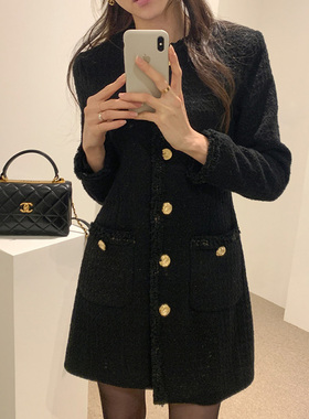 洋气小香时尚风磨毛金属单排扣秋冬新款优雅女王范圆领黑色连衣裙