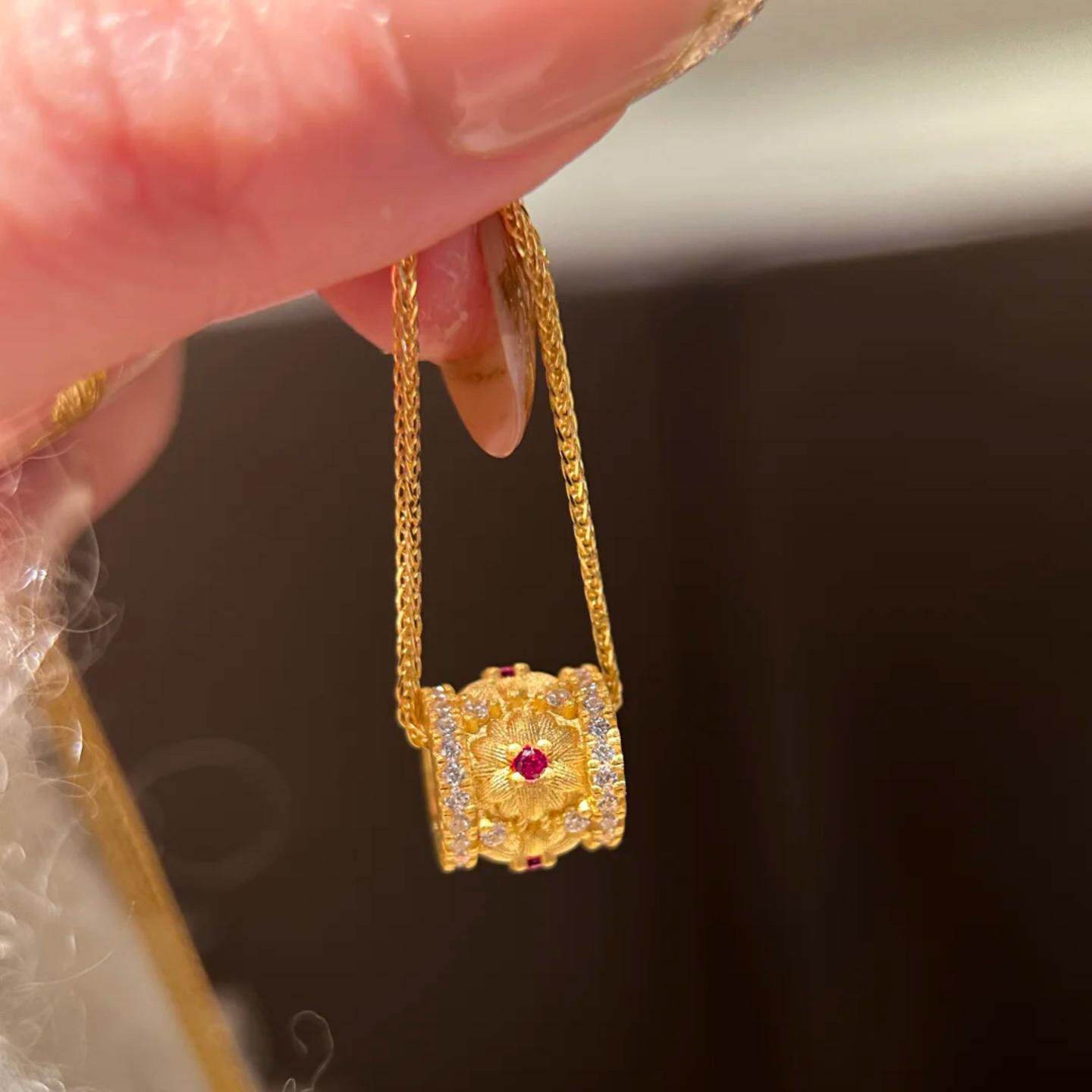 新中式轻奢闪动太阳花红刚玉路路通吊坠项链高级感红宝石锁骨链女