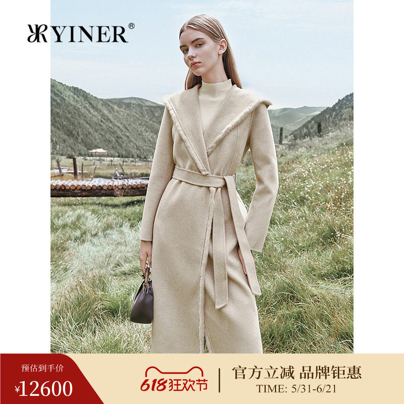 YINER音儿冬季新款阿尔巴斯初剪羊绒连帽貂毛饰边S型长款大衣