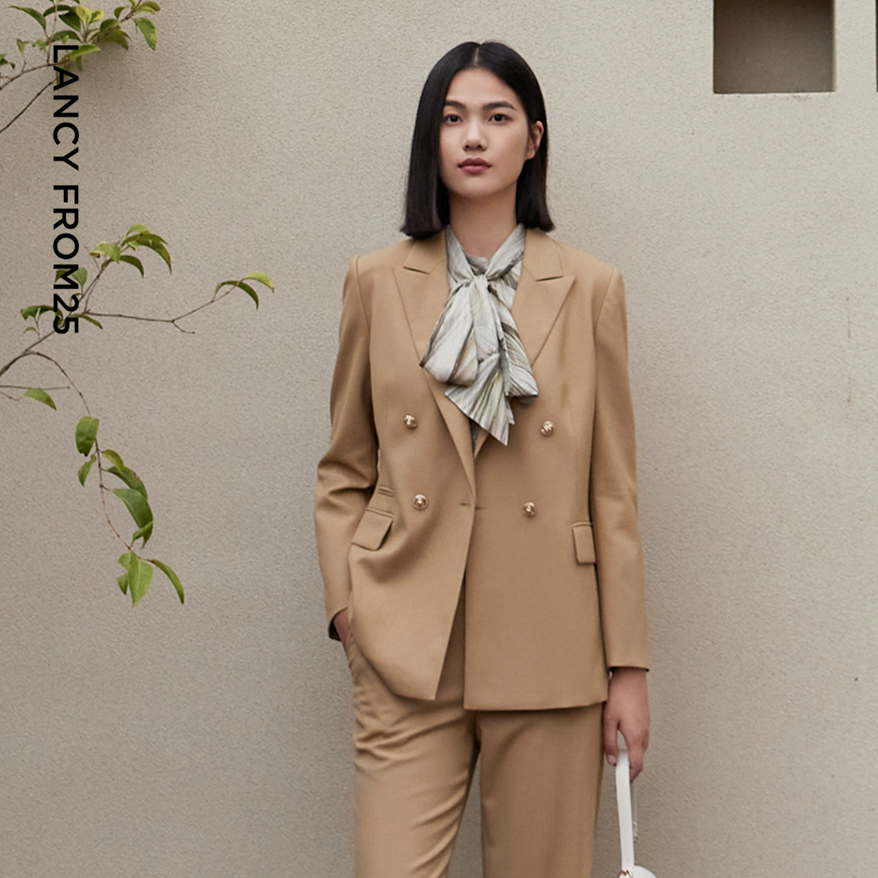 立体剪裁 正肩设计 精致纽扣