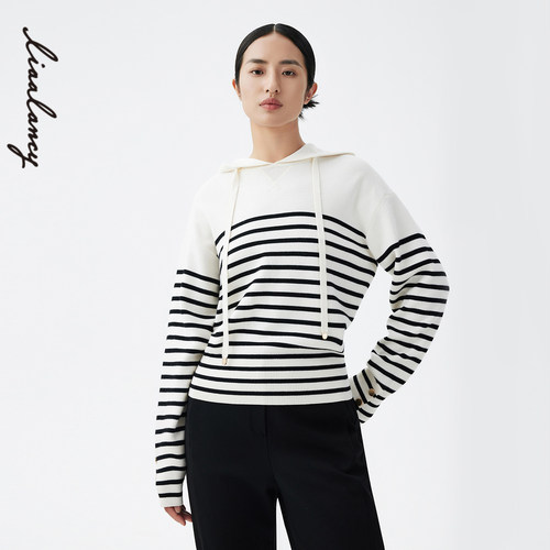 连帽设计 经典条纹 精致纽扣