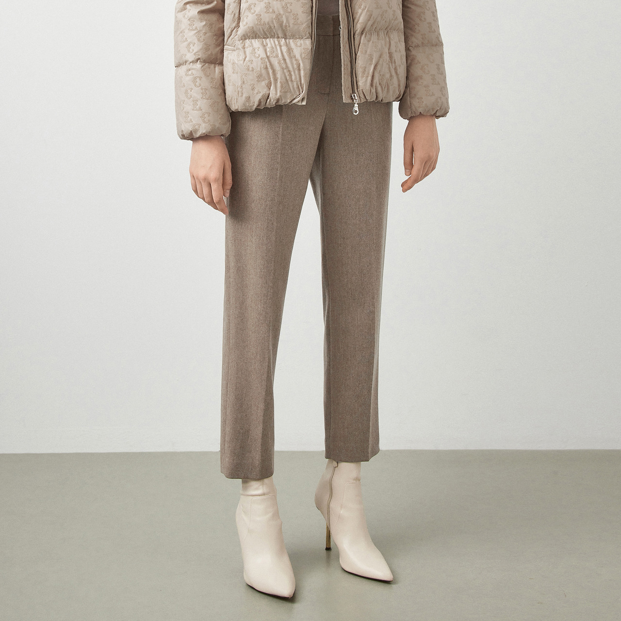 锥形裤型 简洁腰袢 可视中线