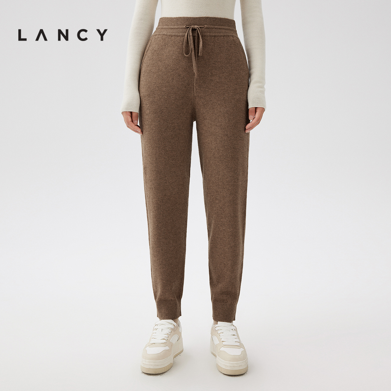 小脚裤型 抽绳设计 下摆收束