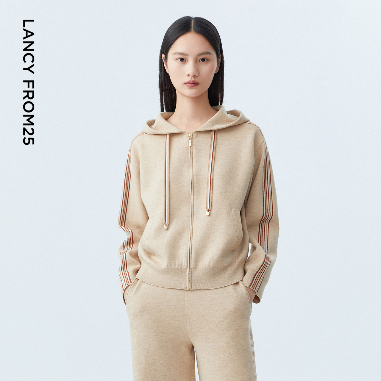 抽绳连帽 袖中撞色 便捷插袋