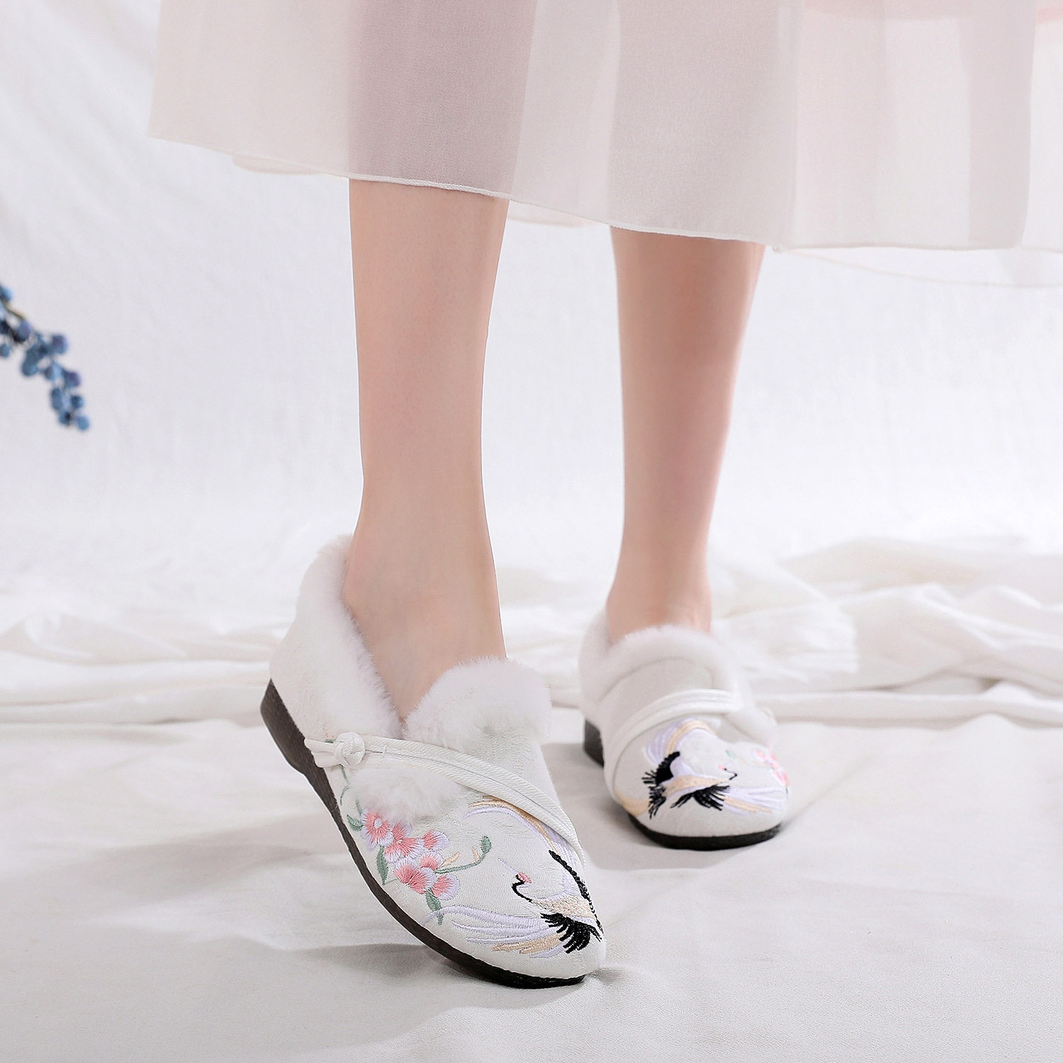 秋冬民族风绣花鞋老北京布鞋汉服绣花靴保暖女靴子加绒旗袍女棉鞋