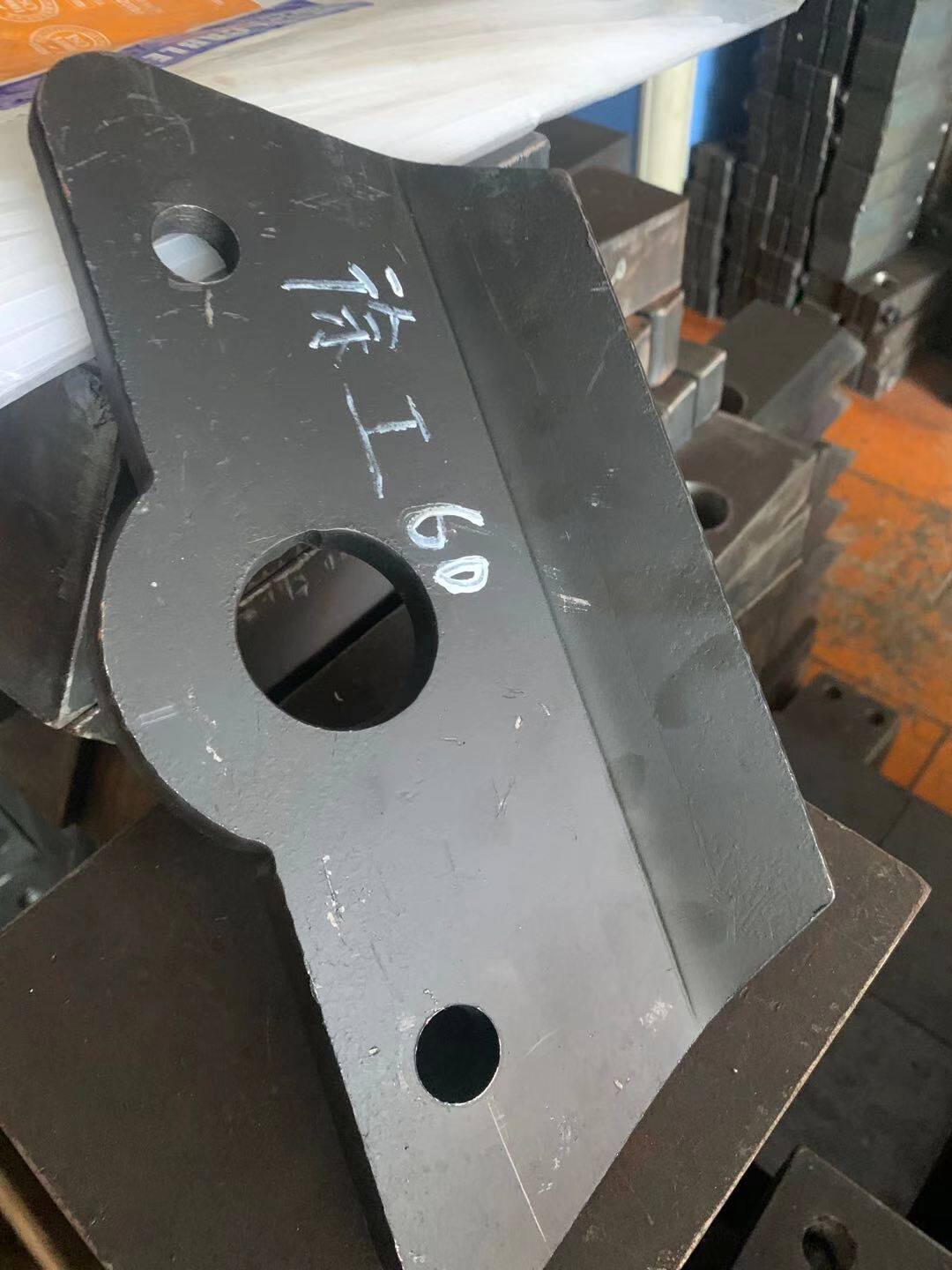 斗山/沃尔沃龙工三一徐工现代55/60挖掘机链条护链架 护链板 挡板