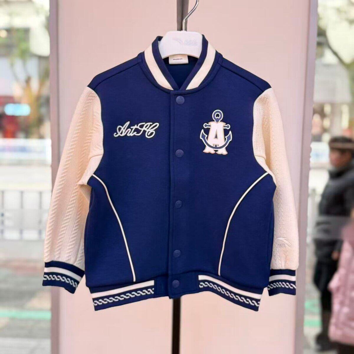 安踏儿童男小童针织运动上衣2026年新款棒球服外套潮352629701