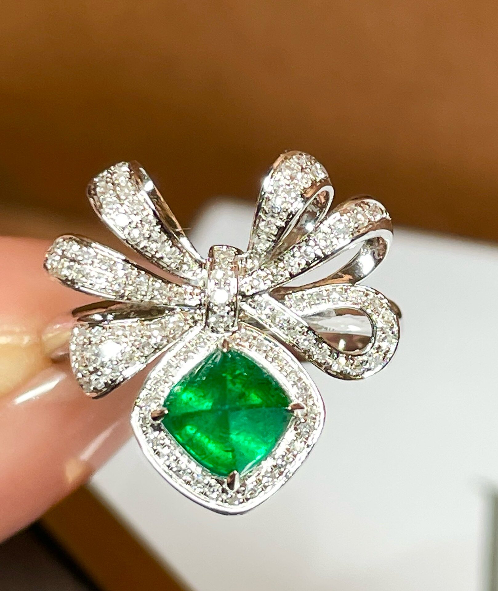 18k金镶嵌1.03ct天然糖塔祖母绿戒指 vivid green豪华 华镶珠宝