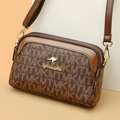 中年女士婆婆斜挎包妈妈包