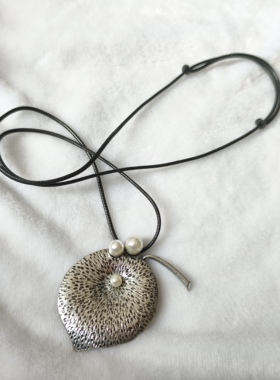 青岛外贸饰品服装配饰潮流时尚百搭胸针坠复古叶子长款项链