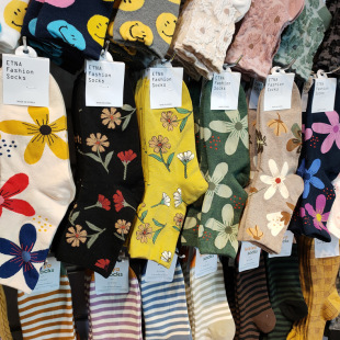 韩国袜子东大门秋冬新品 百搭日系复古花朵森女棉袜ins网红中筒袜