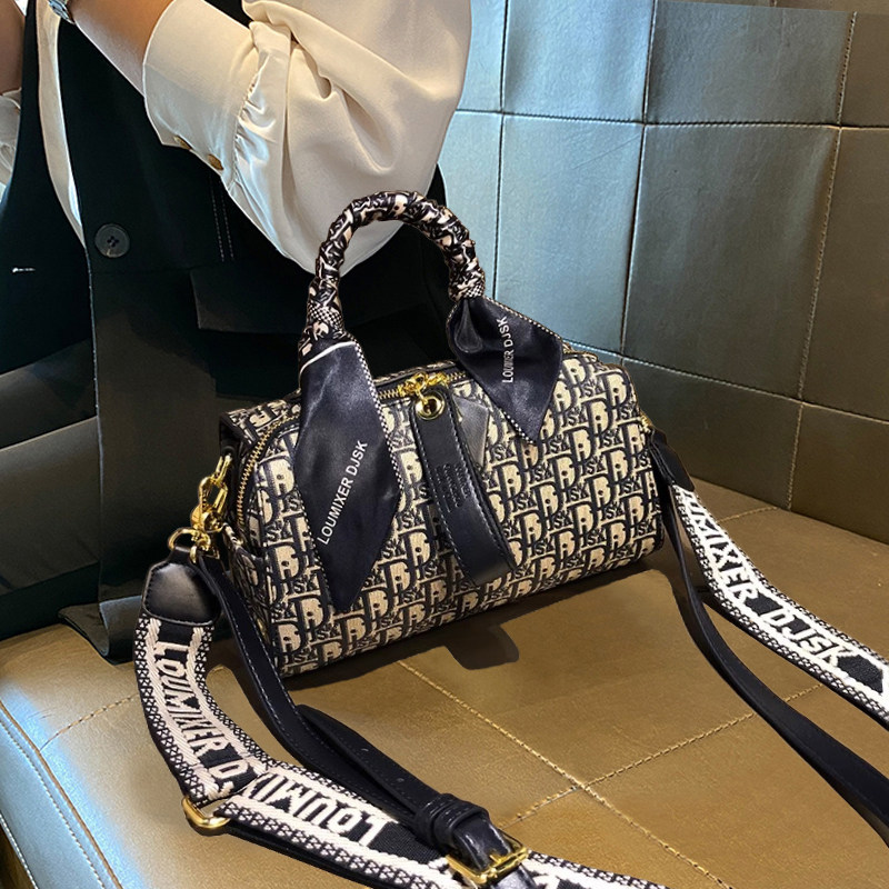 大牌包包女式2026新款时尚真皮枕头包大容量高级感手提单肩斜挎包