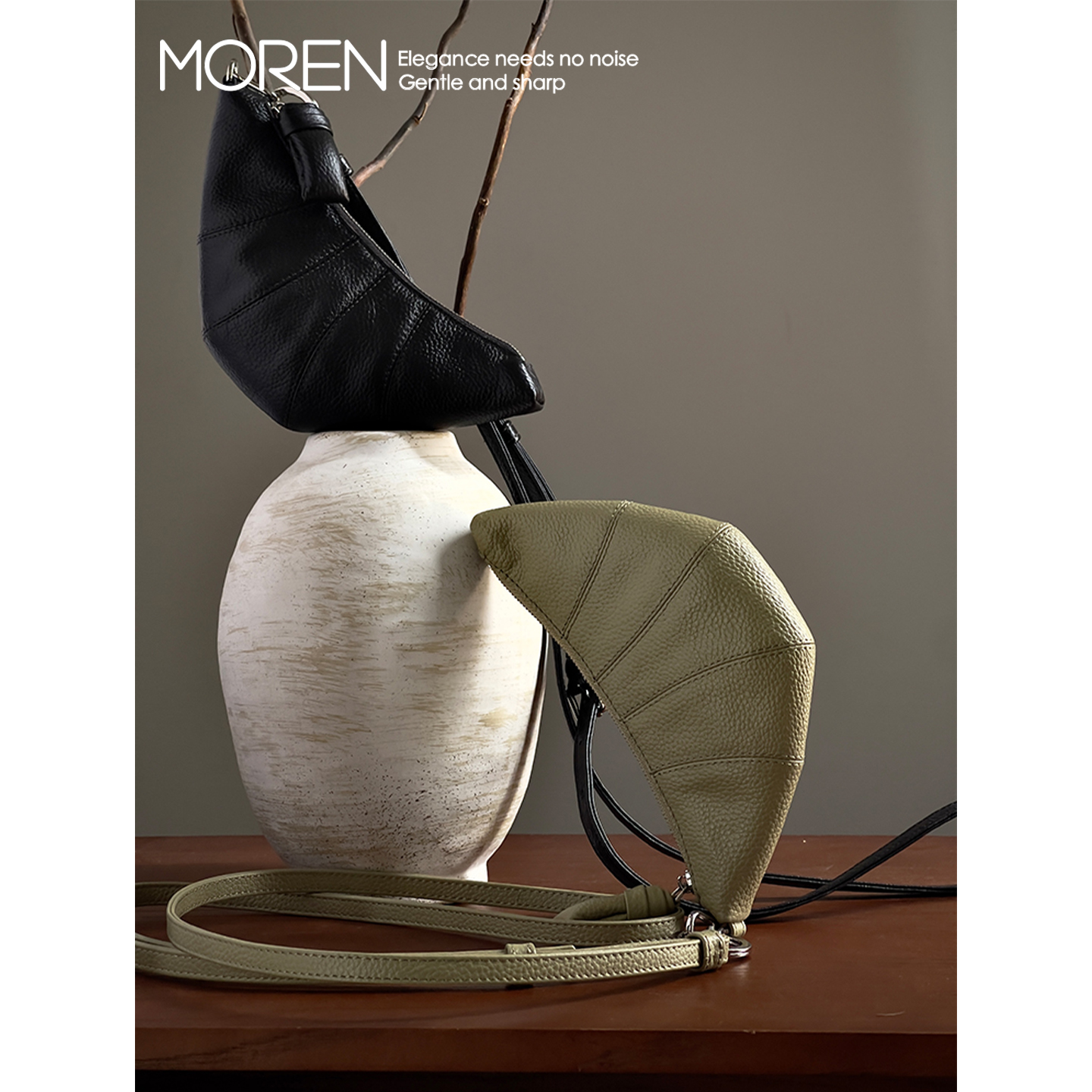 莫人新款可调节粒面牛皮挂脖手拎斜跨迷你牛角零钱包鼠尾草绿深巧