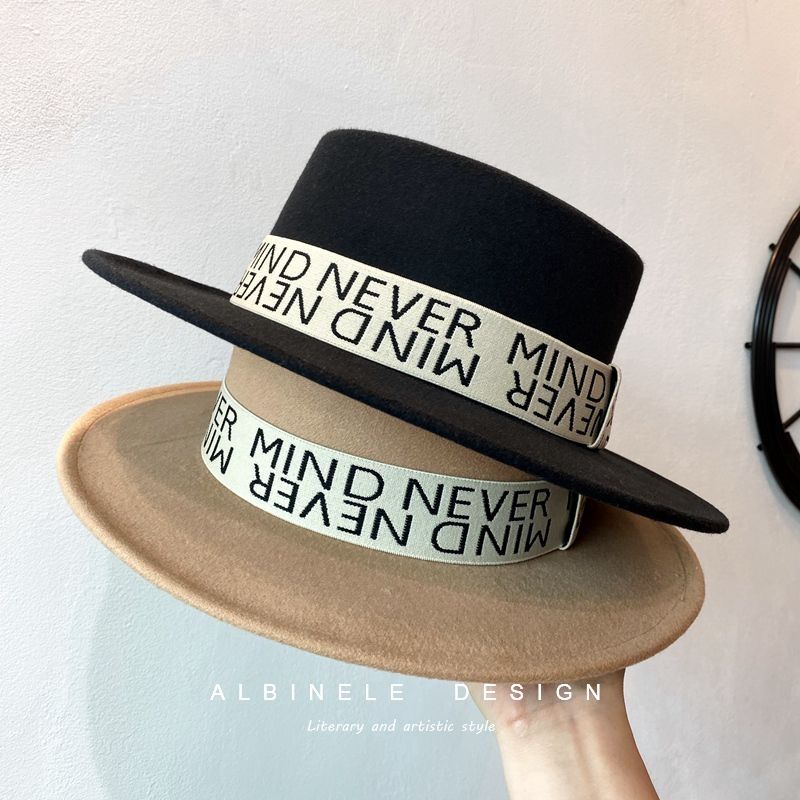 网红优雅气质字母带遮阳宽檐平顶帽秋冬天英伦时尚百搭毛呢礼帽女