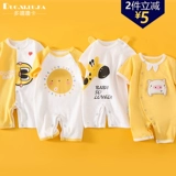 0-12 месяцев новорожденной в соединении в летнем летом, поднимаясь с милой сетью красные, перенесенные ребенка и женщины-младенцы