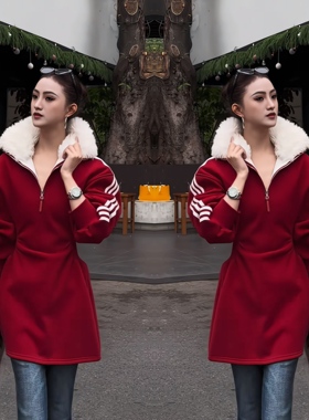 港式轻奢2025冬季红色喜庆毛毛设计感保暖条纹小众休闲运动连衣裙