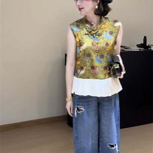 穿搭 清新时髦韵味小众白色木耳边拼接勾花上衣搭配牛仔破洞直筒裤