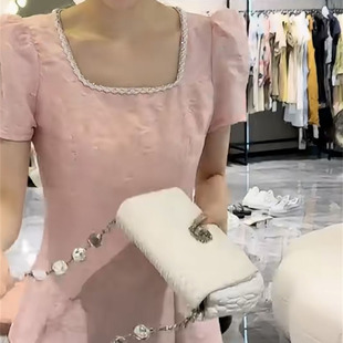 镶砖连衣裙穿搭 显白显瘦粉色刺绣工艺重工方领甜美风御姐2025夏季