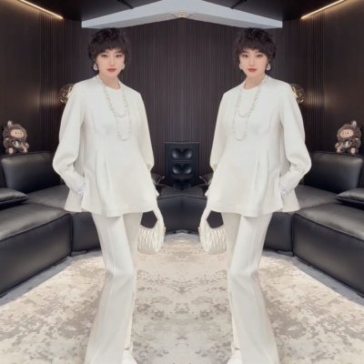 正肩短款上衣搭配微喇裤两件套