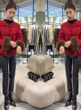 法式轻奢2025冬季红色短款盘扣毛毛袖口外套搭配显瘦长裤洋气穿搭