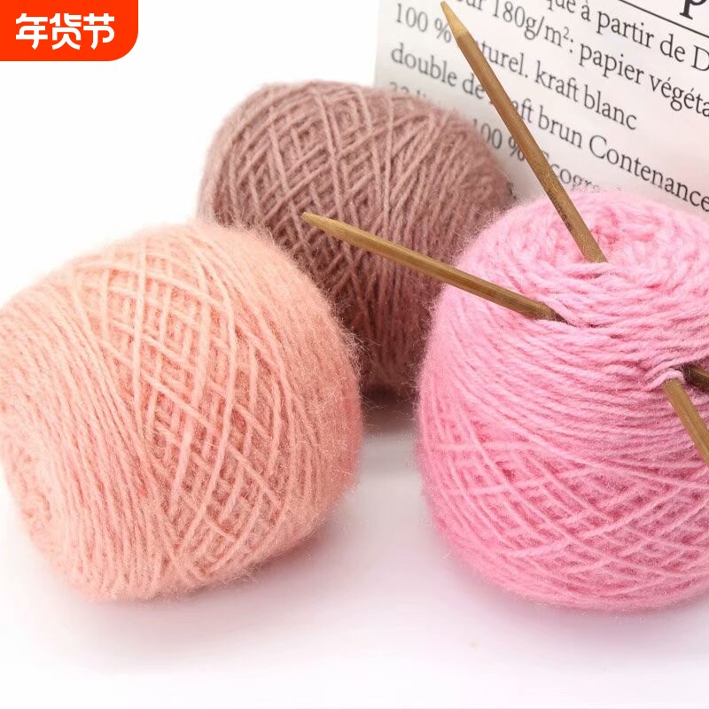 松鼠绒白色毛线团亮丝绒绒线黑手编帽子线围巾线外套中粗线