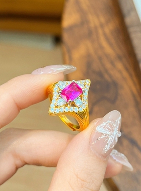 精致芒星点钻红锆石几何戒指