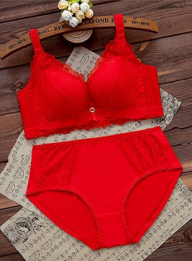 十二生肖年红色内衣套装的妇女与大乳房，没有钢环托举胸罩，婚礼