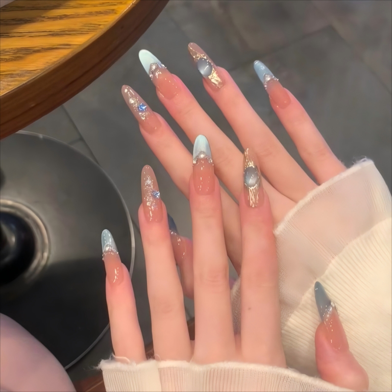 清冷蓝色爆闪猫眼穿戴甲中长款2025年新款高级感短款夏日美甲贴片