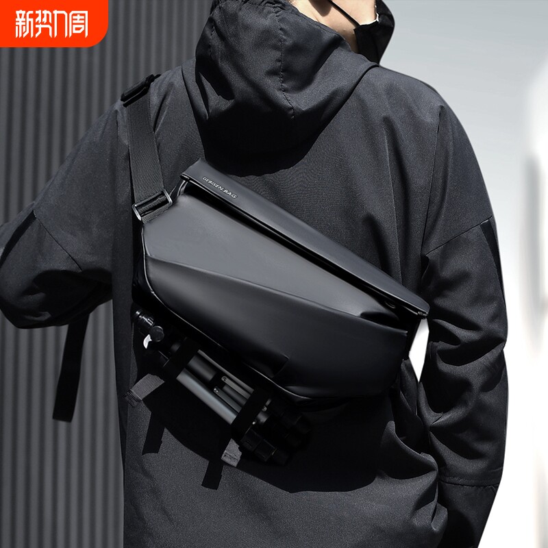 斜挎包男士通勤包胸包男女黑机能风运动背包男包防水磁吸便携轻便