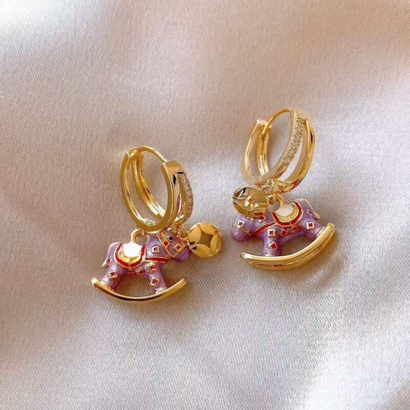 金色微镶耳圈紫色小马耳环女2026新款爆款高级感耳钉秋冬轻奢耳饰