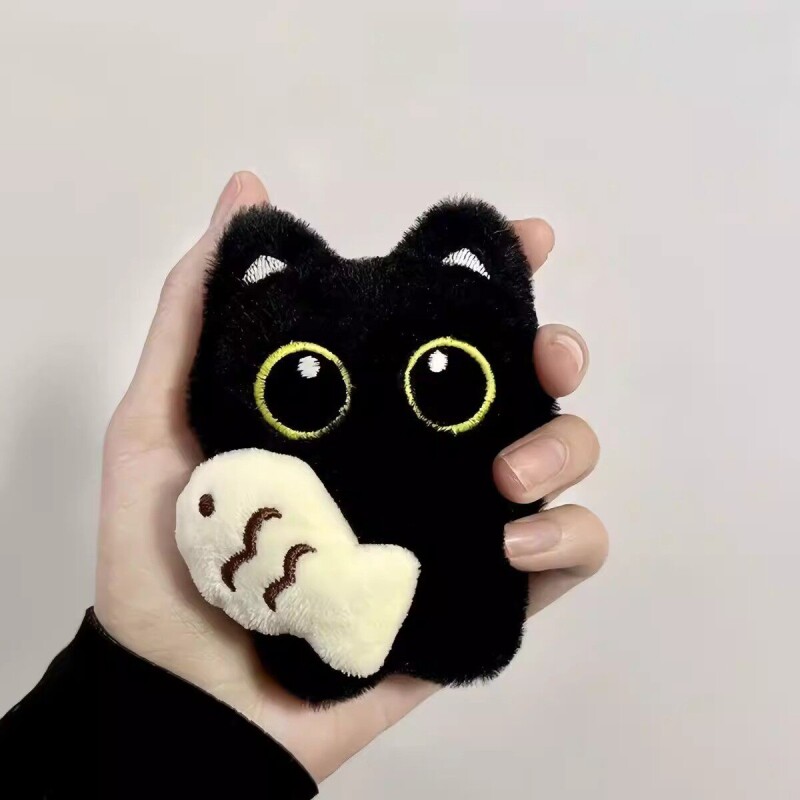 可爱呆萌抱小鱼大眼黑猫挂件毛绒玩偶情侣包挂件创意小黑猫钥匙扣图片