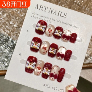 醒狮2026手工新年穿戴甲红色招财猫眼美甲高级感中长款杏仁粉色