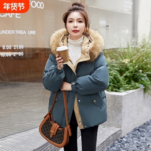 户外羽绒服女短款2025年冬季新款小个子加厚时尚休闲刺绣毛领背面