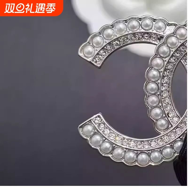 新款胸针小香风高档字母珍珠满钻女设计感胸花配饰感别针气质女