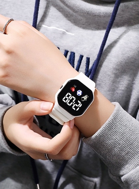 LED电子手表爱心新款时尚简约运动款小学生少儿LED电子表方形白色