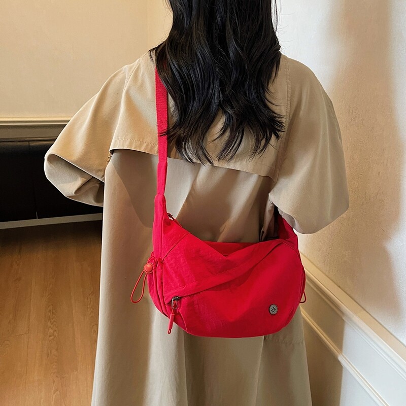 轻便款运动风斜挎包女大容量休闲背包饺子包红色尼龙白色斜挎包包图片