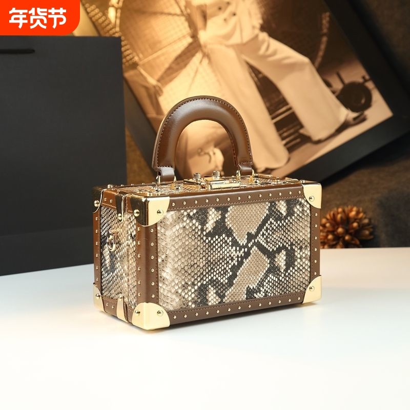 复古2025新款爆款手提包单肩斜挎包真皮女包铆钉盒子包时尚精致