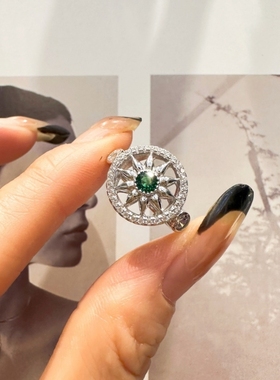 原创星芒祖母绿罗盘女戒高级小众设计轻奢中古风气质镂空开口戒指