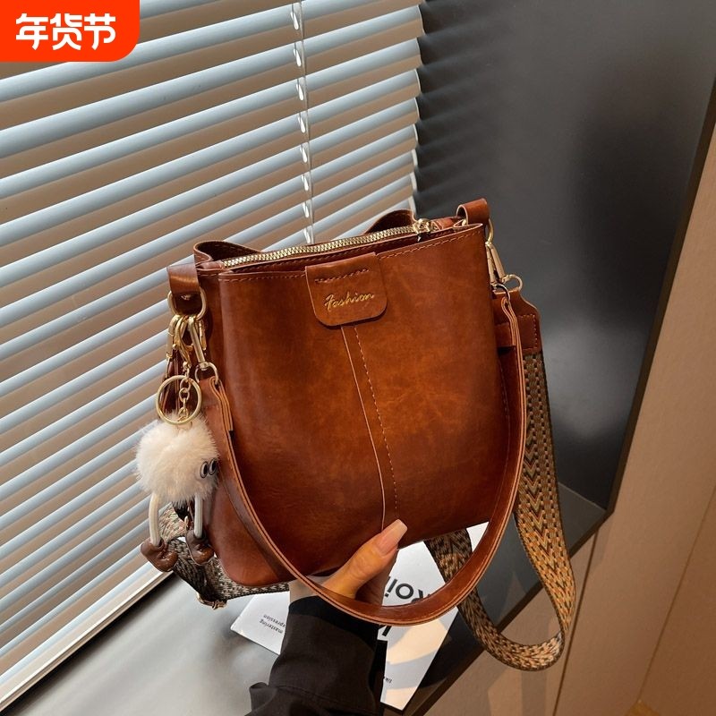 2025包包新款高级水桶时尚秋冬复古小众高颜值通勤单肩设计斜挎包,箱包皮具/热销女包/男包,通用款女包,淘宝优惠券,粉丝福利购,淘宝优惠卷