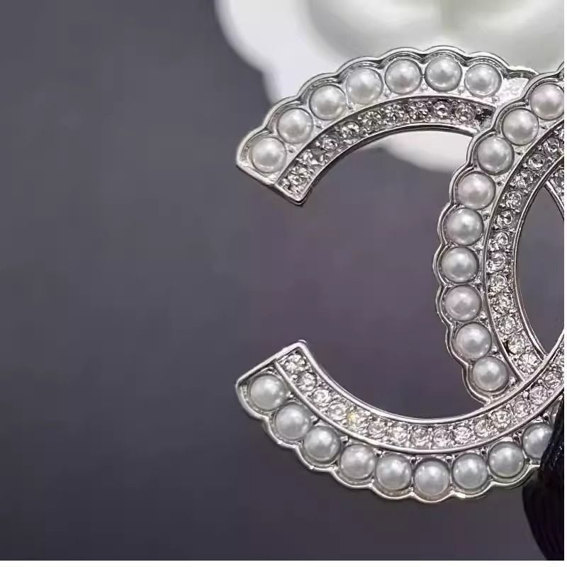 新款胸针小香风高档字母珍珠满钻女设计感胸花配饰感别针气质女