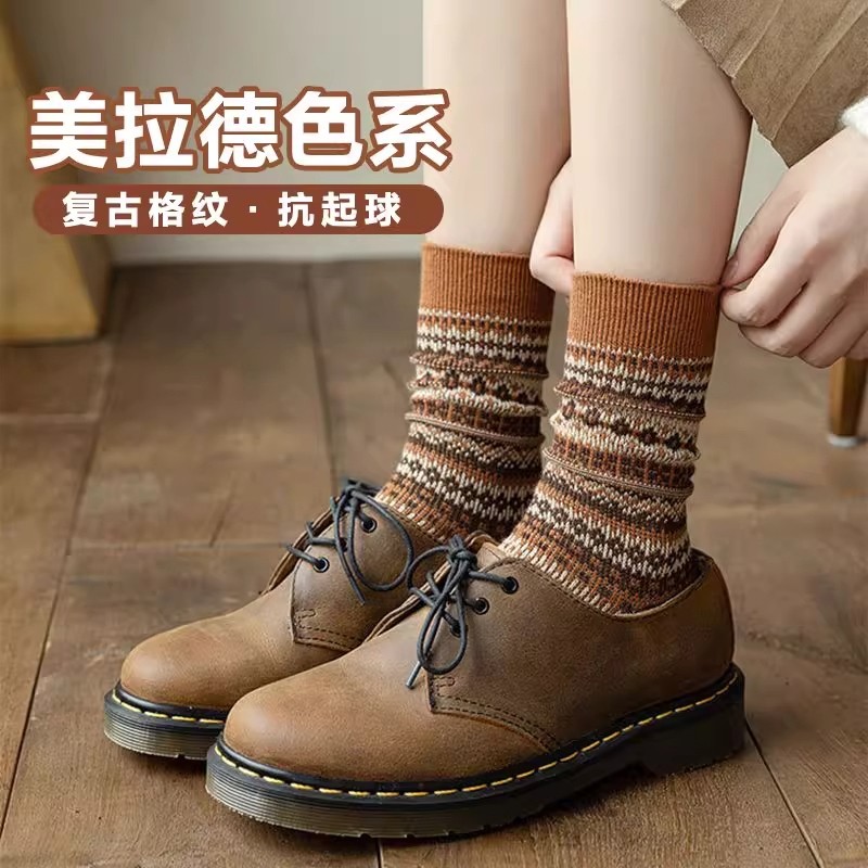 美拉德袜子女保暖中筒袜秋冬季复古民族风堆堆袜条纹长袜绿色白色